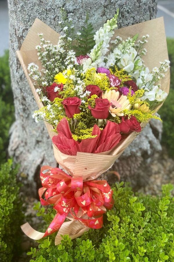 Foto de buquê de flores com rosas vendido em floricultura de Cascavel, PR