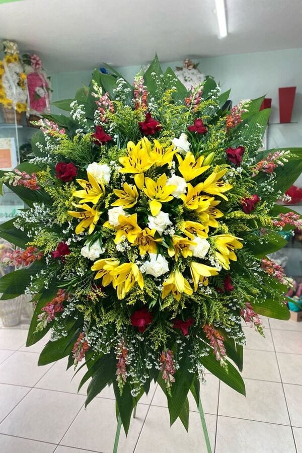 Imagem de coroa de flores vendida em floricultura de Cascavel, PR