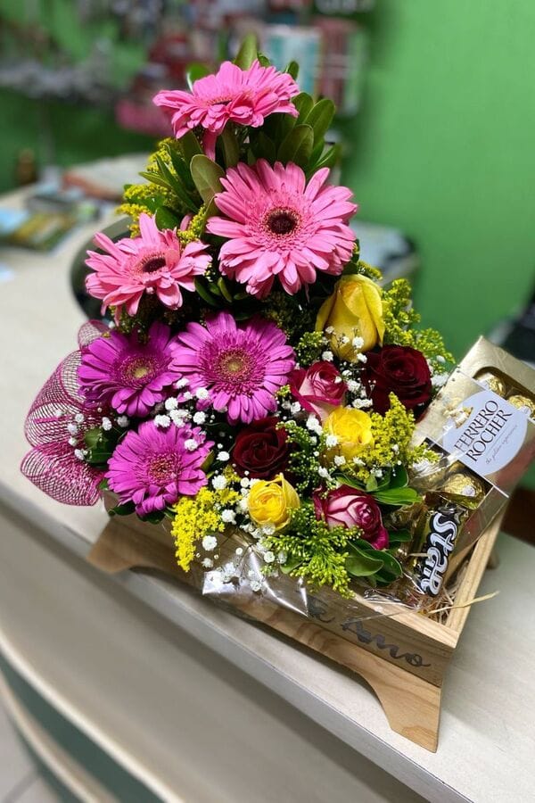 Imagem de cesta de presentes com flores rosas e chocolates em Cascavel, PR